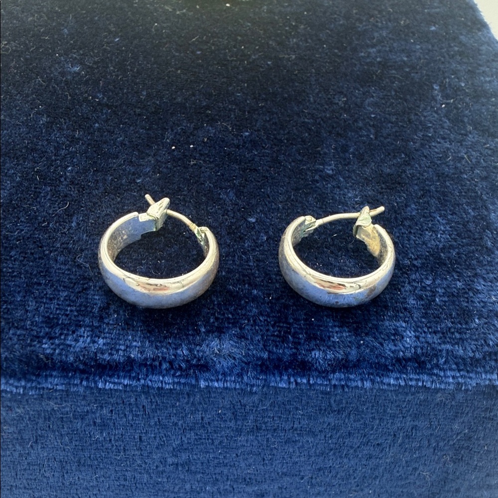 VTG Monet silver huggie hoop earrings w/ click top closure minimalist 0.5”